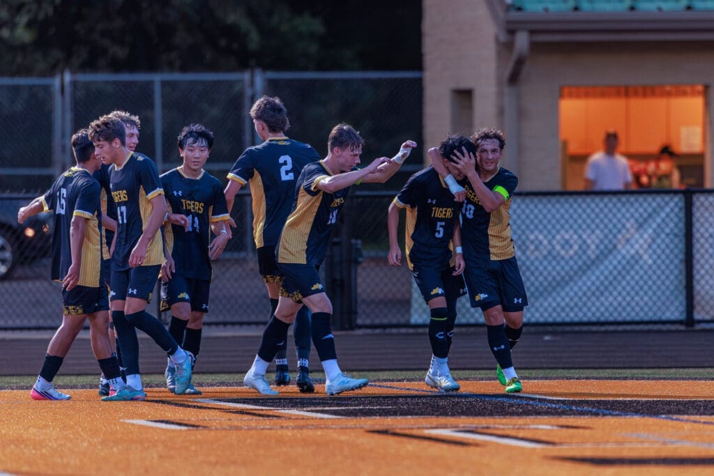 26_9_01_NA Boys Soccer