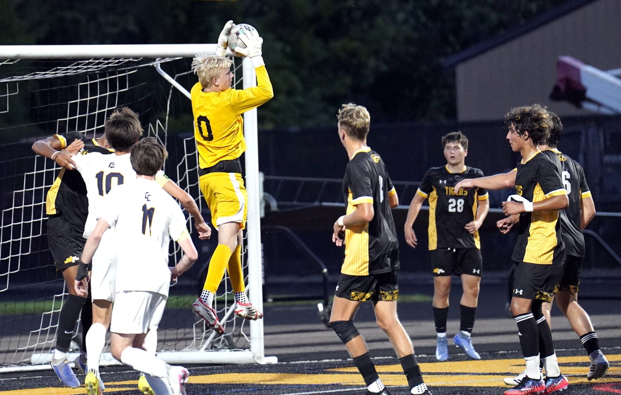 Photo Gallery of vs. Central Catholic, 9-8-26 (by: Partha Ghosh)